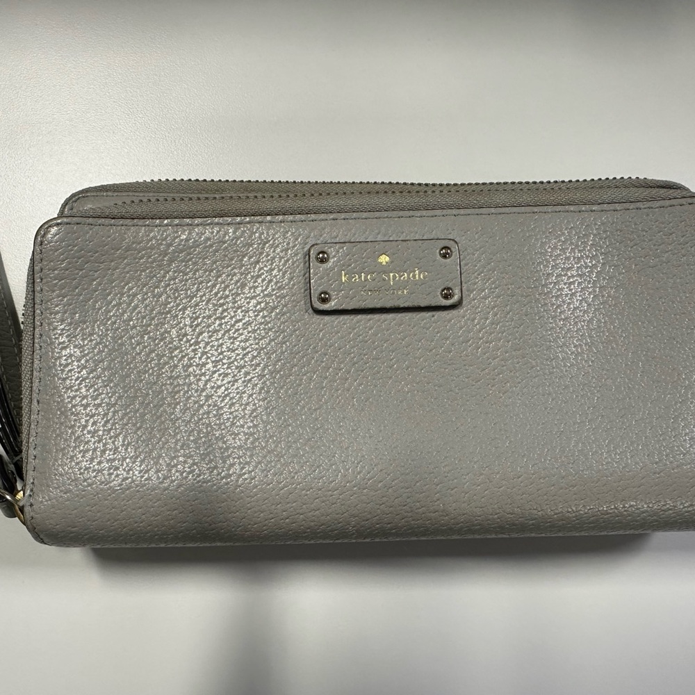 kate spade Light Gray Pebbled Leather Zip Wallet with Gold Hardware